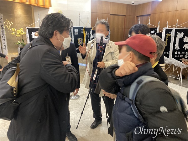  한 보수 유튜버가 이동욱 전 월간조선 기자에게 폭언과 주먹질을 하고 있다. 