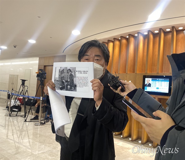 이씨가 극우 논객 지만원 씨가 5.18 민주화운동의 북한군 개입 근거로 삼은 증거 사진을 조목조목 반박했다. 