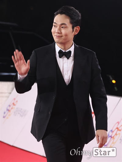  배우 류경수가 26일 오후 서울 여의도 KBS홀에서 열리는 제42회 청룡영화상 시상식에 참석하기 위해 도착하고 있다.