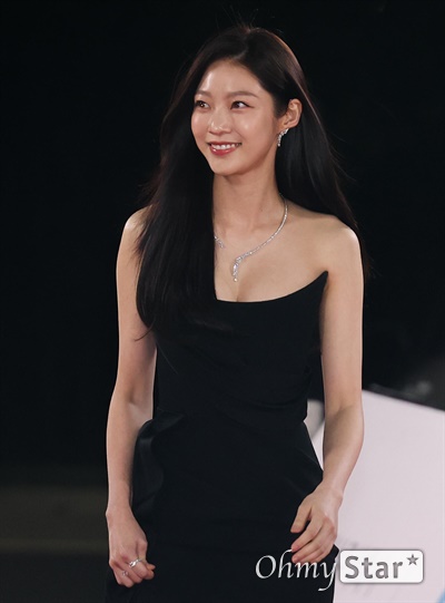  배우 공승연이 26일 오후 서울 여의도 KBS홀에서 열리는 제42회 청룡영화상 시상식에 참석하기 위해 도착하고 있다.