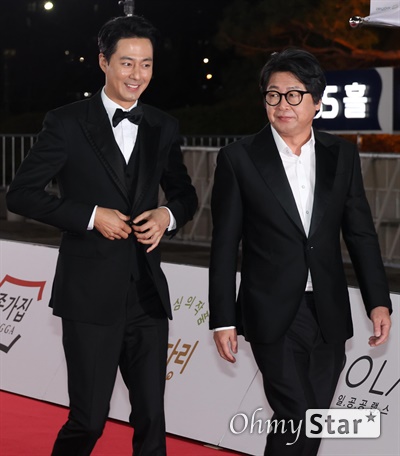  배우 조인성, 김윤석이 26일 오후 서울 여의도 KBS홀에서 열리는 제42회 청룡영화상 시상식에 참석하기 위해 도착하고 있다.