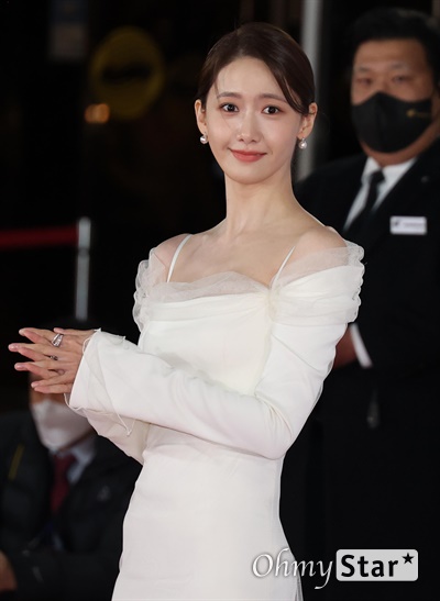  배우 윤아가 26일 오후 서울 여의도 KBS홀에서 열리는 제42회 청룡영화상 시상식에 참석하기 위해 도착하고 있다.