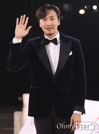  배우 이광수가 26일 오후 서울 여의도 KBS홀에서 열리는 제42회 청룡영화상 시상식에 참석하기 위해 도착하고 있다.