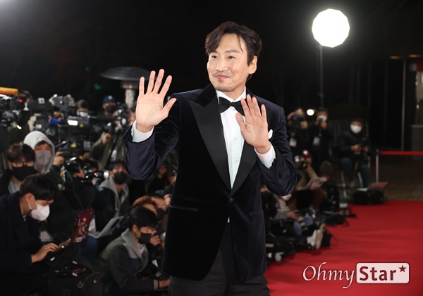 배우 이광수가 26일 오후 서울 여의도 KBS홀에서 열리는 제42회 청룡영화상 시상식에 참석하기 위해 도착하고 있다.