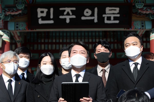  국민의당 안철수 대선 후보가 28일 오전 광주 북구 국립 5·18 민주묘지 참배를 마치고 기자회견을 하고 있다. 2021.11.28