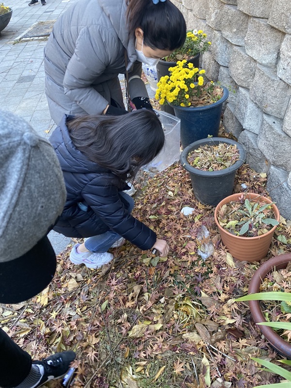 마을 곳곳에 버려진 담배꽁초와 쓰레기를 줍고 있다.