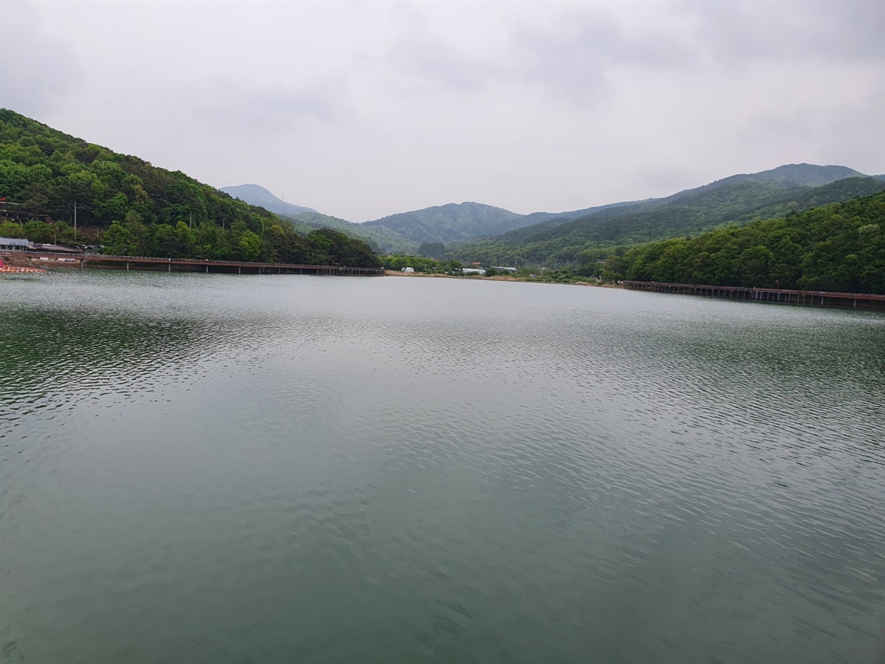 청계산과 백운산 사이에 자리한 백운호수 의왕의 청계산 백운산 사이에 자리한 백운호수는 수도권에서 비교적 찾아가기 쉽고, 수려한 경치를 자랑한다.