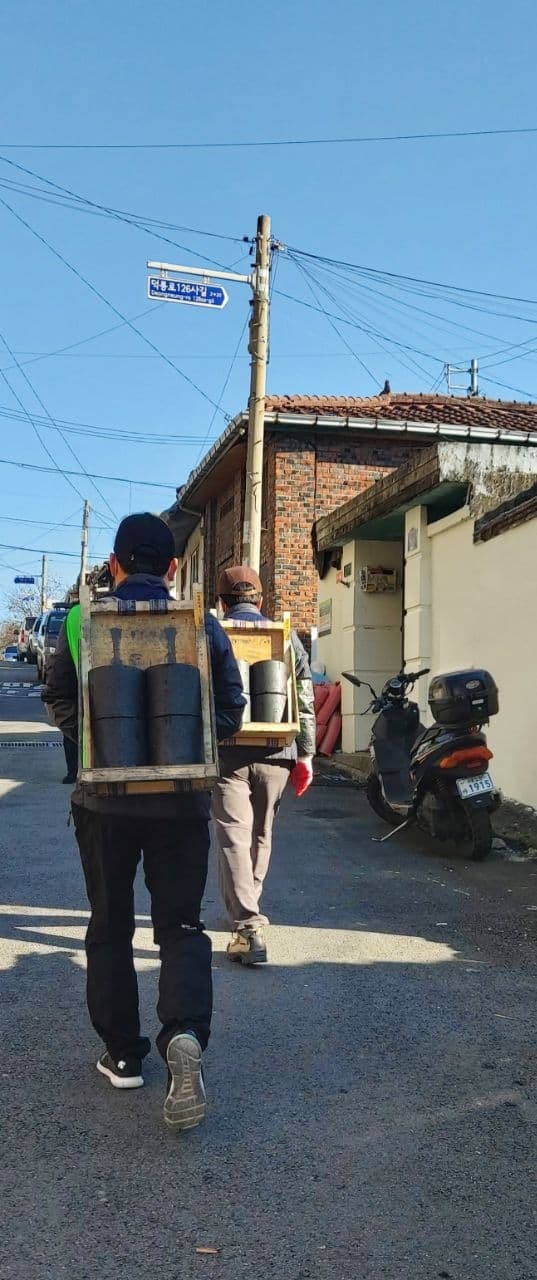 등 지게로 연탄을 나르는 사람들