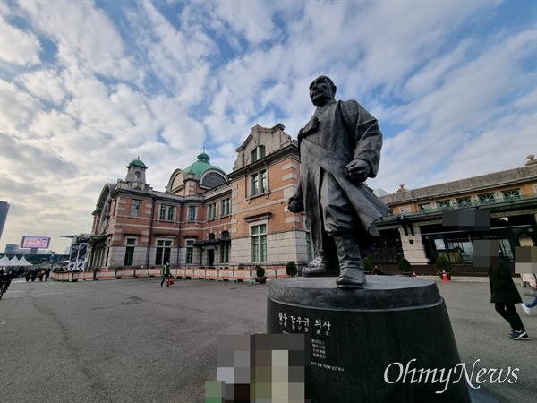 강우규 의사 순국일인 11월 29일 서울역광장 모습. 의거 현장에 그의 동상이 세워져 있다. 주변에 노숙인들이 이른 아침부터 술을 마시고 있다. 동상 바로 쪽엔 노숙인이 자리해 있다.