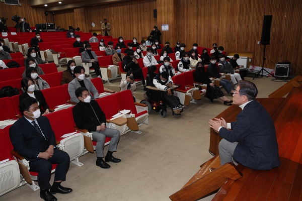 이재명 더불어민주당 대선후보가 11월 29일 조선대학교 사회과학대에서 열린 광주 대학생들과의 대화에서 참석자들과 대화하고 있다. 