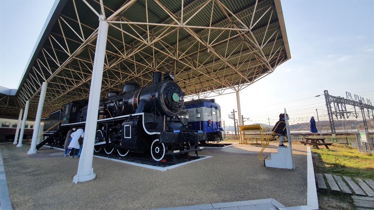 철도박물관 야외공간에는 예전에 전국을 누비고 다녔을 옛 열차들이 전시되어 있다.