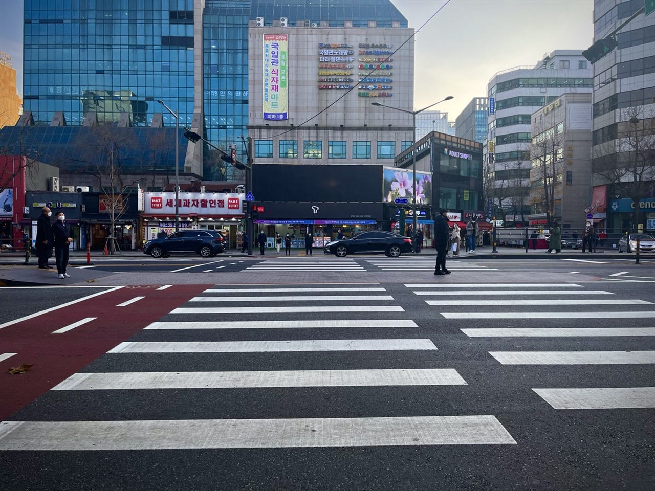  고령자가 보행섬에서 휴식을 취하고 있다. 