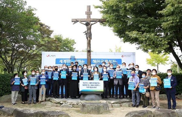 맹 시장은 가로림만 국가해양정원 설계비 91억 원과 해미국제성지의 세계 명소화를 위한 기본계획비 10억 원을 요청했다. 지난해 11월 교황청이 선포한 해미국제성지의 세계 명소화 사업은 순례길 조성, 생태공원 조성, 역사 콘텐츠 발굴 등 해미국제성지를 대표적인 K-순례
지로 만드는 사업이다.