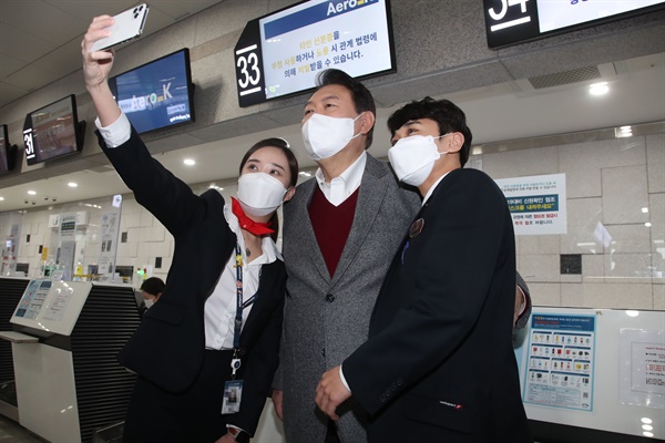 청주공항 방문한 윤석열 후보 국민의힘 윤석열 대선 후보가 지난 11월 30일 오전 충북 청주시 청원구 청주국제공항을 방문해 관계자와 함께 공항 시설을 둘러보며 한 항공사 직원들과 셀카를 촬영하고 있다.