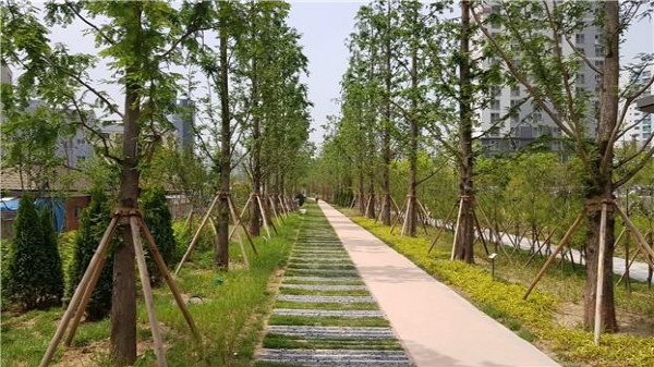 옛 수인선 철로를 따라 숭의역에서 인하대역 구간 약 1.5km에 달하는 긴 선형의 도시숲인 '수인선 도시바람길 숲'이 완공돼 주민들에게 개방됐다. 자료사진. 사진은 '수인선 도시바람길 숲' 모습.