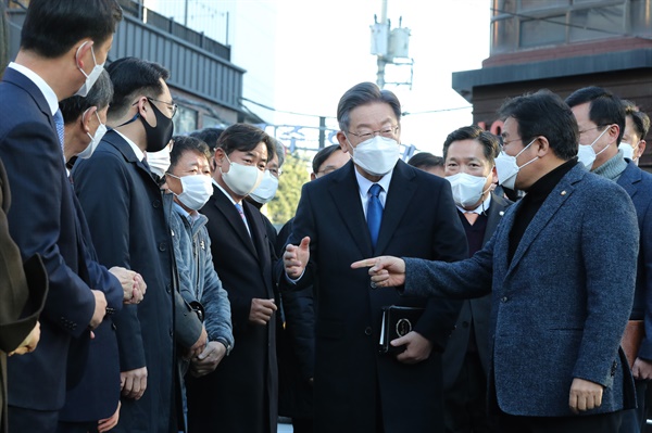  더불어민주당 이재명 대선후보가 지난 11월 28일 광주시 남구 양림교회에서 열린 주일 예배에 참석하기 위해 이동하며 관계자들과 인사하고 있다.