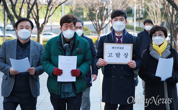 부산북항 공공성 실현을 위한 부산시민행동(북항시민행동), 지방분권균형발전 부산시민연대(부산분권연대), 부산시민단체협의회, 부산항을 사랑하는 시민모임이 1일 부산경찰청에 문성혁 해양수산부 장관에 대한 고발장을 제출하고 있다.