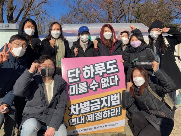 기자회견 이후 함께 모인 활동가와 이주민들. 하루도 미룰 수 없기에 기자가 없었지만 이들은 목소리를 내었다.