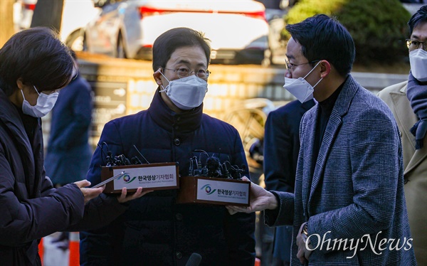  '고발사주 의혹'의 핵심 인물인 손준성 검사(현 대구고검 인권보호관, 사건 당시 대검 수사정보정책관)가 2021년 12월 2일 오전 서초동 서울중앙지법에서 직권남용권리행사방해 등 혐의로 영장실질심사를 받기 위해 도착하고 있다.