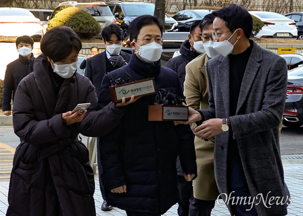 '고발사주 의혹'의 핵심 인물인 손준성 검사(현 대구고검 인권보호관, 사건 당시 대검 수사정보정책관)가 2일 서초동 서울중앙지법에서 직권남용권리행사방해 등 혐의로 영장실질심사를 받기 위해 도착하고 있다.