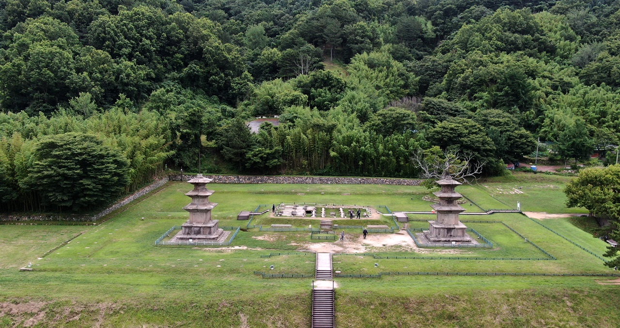  생각을 정리하며 조용하게 산책하기 좋은 경주 감은사지.