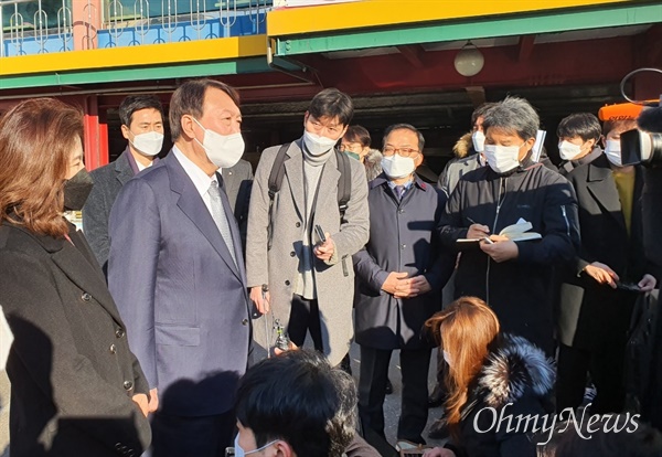 윤석열 국민의힘 대통령 후보가 2일 오전 9시 40분 안양시 사망사고 공사현장을 긴급 방문했다.
