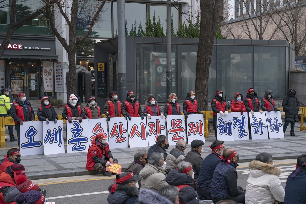 2일 오후 서울 시청 동편에서 열린 '2021 전국빈민대회' 참석자들이 노량진수산시장 관련 문제 해결을 촉구하는 피켓팅을 하고 있다.