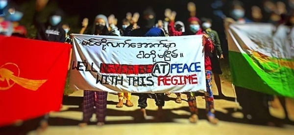 1일 다웨이주 라웅론, 학생들의 시위. '평화와 군부 독재는 함께할 수 없다."