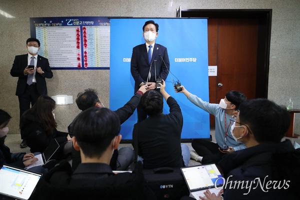 더불어민주당 송영길 대표가 3일 오전 국회 당 대표실 앞에서 조동연 공동상임선대위원장 사생활 논란에 대한 입장을 발표하고 있다. 송 대표는 조 위원장이 사퇴 의사를 밝혔으나 주말 경 직접 만나 여러 가지 대화를 나눠보고 판단할 생각이라며 결론을 유보했다.