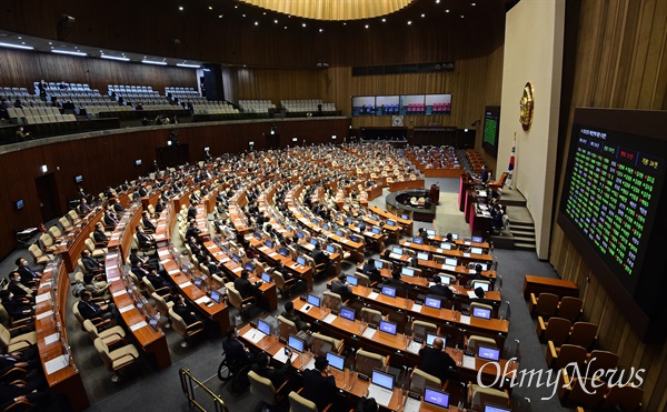  3일 오전 국회에서 열린 본회의에서 2022년도 예산안에 대한 수정안이 가결되고 있다.