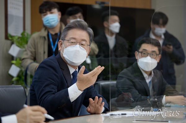 더불어민주당 이재명 대선 후보(오른쪽)가 3일 서울 서초구 삼성경제연구소에서 열린 간담회에서 인사말을 하고 있다.