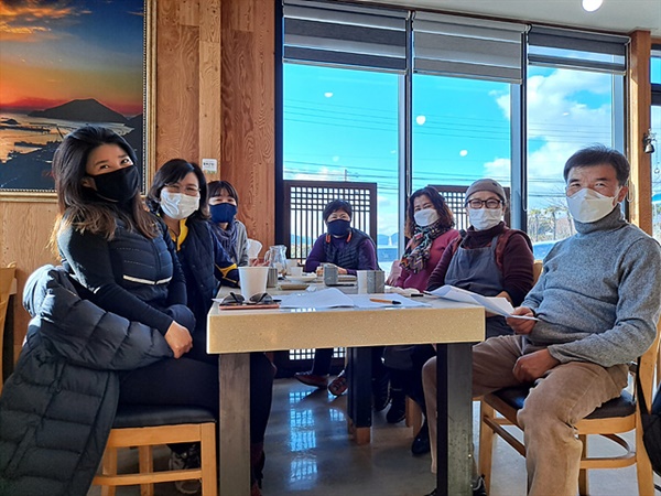 여수시민협 글쓰기 공부모임에 참석한 회원들이 박경희씨가 제공한 점심을 먹은 후 차를 마시며 담소하고 있다. 
