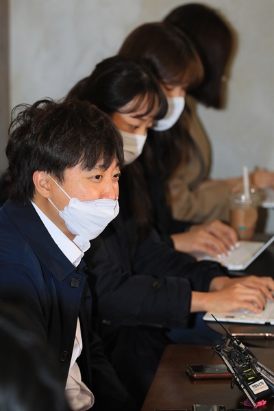 국민의힘 이준석 대표가 3일 오전 제주시 연동의 한 카페에서 기자간담회를 하고 있다. 