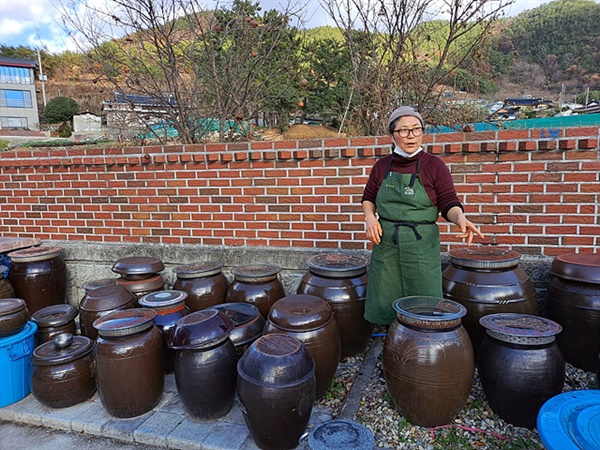 음식을 저장할 장독대와 넓은 마당이 있는 곳을 찾아 와온마을로 이사왔다는 박경희씨가 자신이 손수 만든 젓갈과 간장 된장이 들어있는 장독대를 가리키고 있다.  