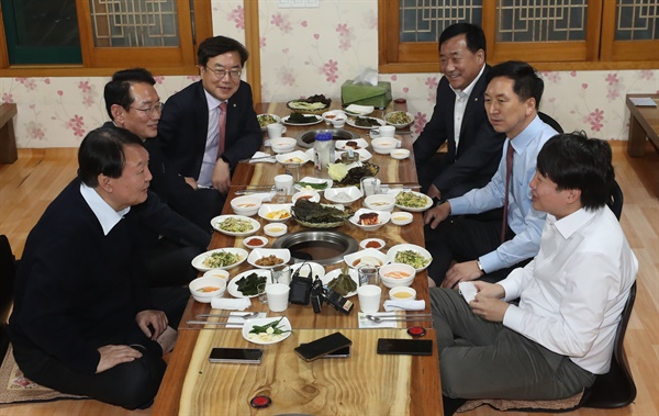 국민의힘 윤석열 대선 후보와 이준석 대표가 3일 울산 울주군의 한 식당에서만찬 회동을 하고 있다.