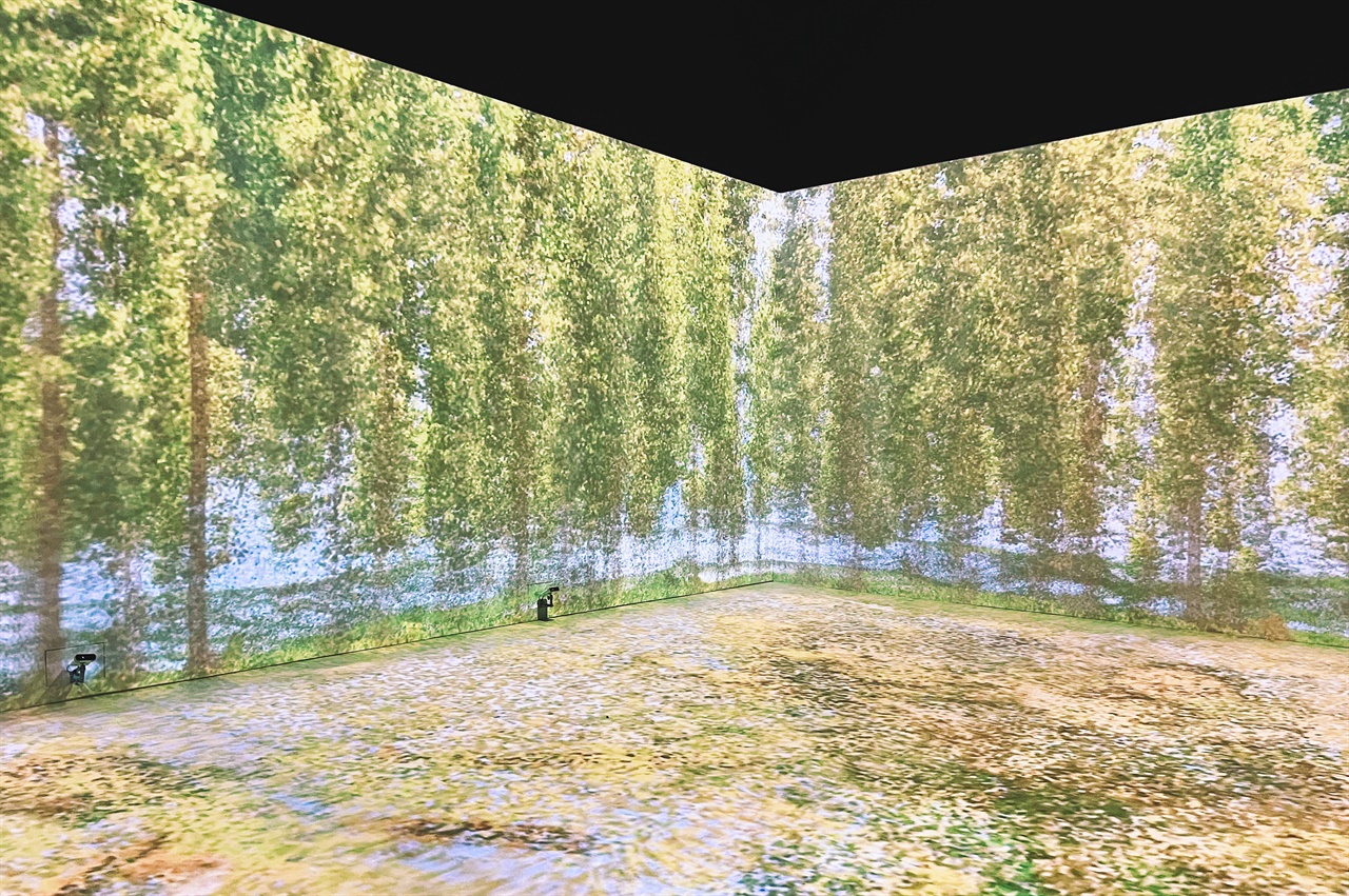 자연을 주제로 한 전시장 내부의 스크린룸 모습