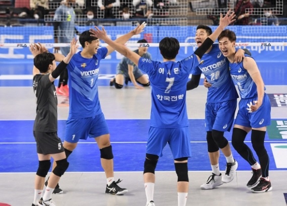  현대캐피탈을 꺾고 기뻐하는 한국전력 선수들 