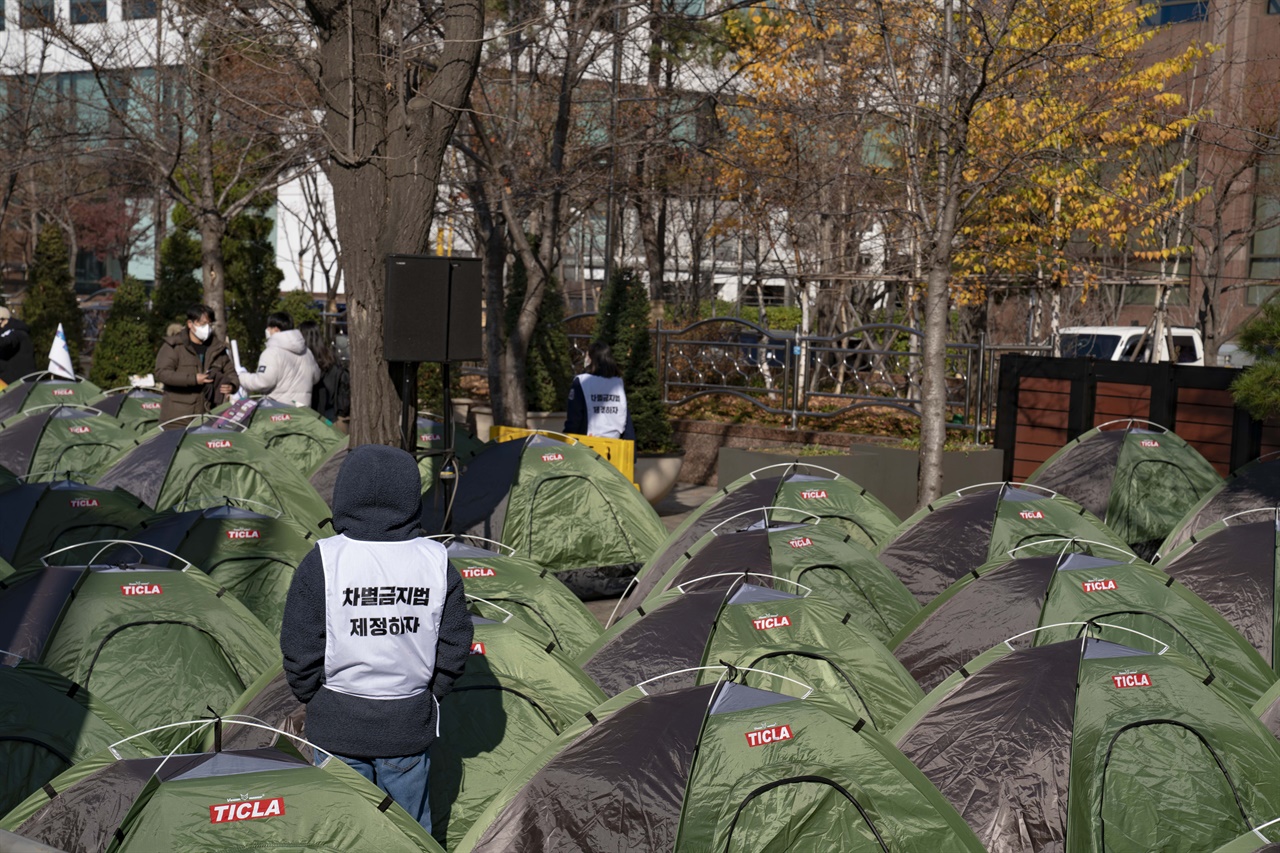 차별금지법 연내 제정 쟁취 농성단은 4일 오후 2시 서울 여의도 국민은행 앞에서 조속한 차별금지법의 제정을 촉구하는 집회를 개최했다.
