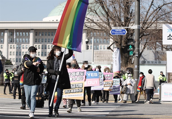 성소수자차별반대 무지개행동 관계자들이 4일 오후 서울 여의도 국회 앞에서 차별금지법 제정을 촉구하는 행진을 하고 있다.
