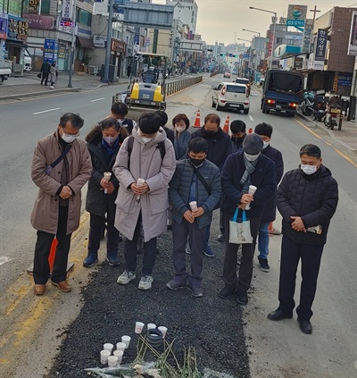 사망사고 현장에서 묵념하는 안양롤러사고중대재해범시민대책위원회