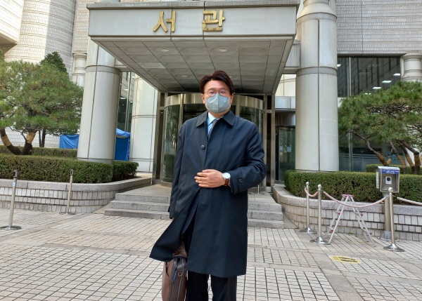 11월 15일 서울중앙지법에서 열린 '청와대 울산시장 선거개입 의혹' 사건 오전 재판을 마치고 나온 황운하 의원이 사진촬영에 응했다. 