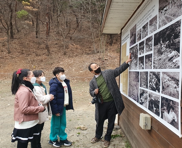  추부초 3학년 학생들이 충남도교육청의 '사제동행' 행사의 하나로 대전 산내골령골 평화공원을 방문해 설명을 듣고 있다.