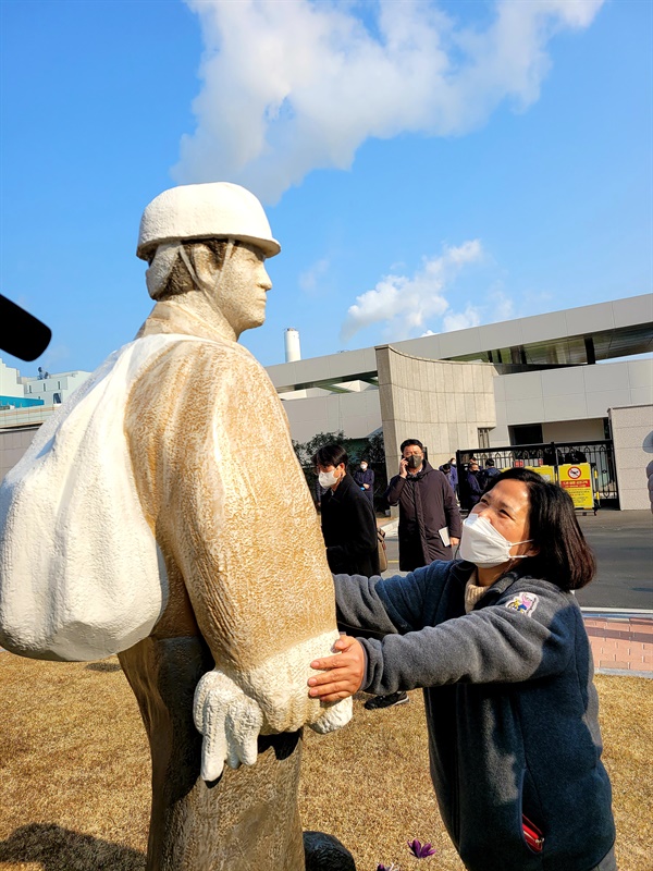 태안화력 정문 앞에서 설치된 고 김용균의 흉상을 김미숙 어머니가 바라보며 슬퍼하고 있다.