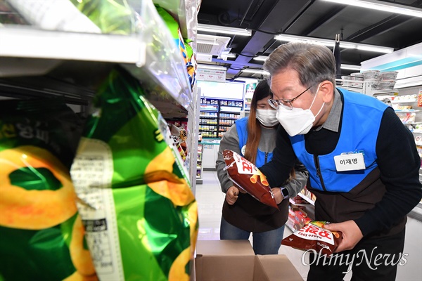 더불어민주당 이재명 대선 후보가 8일 오후 서울 서초구 장애인 직업훈련 편의점을 방문, 상품들을 직접 진열하고 있다.