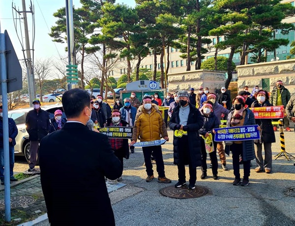 태안유류피해민들이 지난 7일 대전지검 서산지청 앞에서 허베이조합의 엄정한 수사를 촉구하고 있다. 