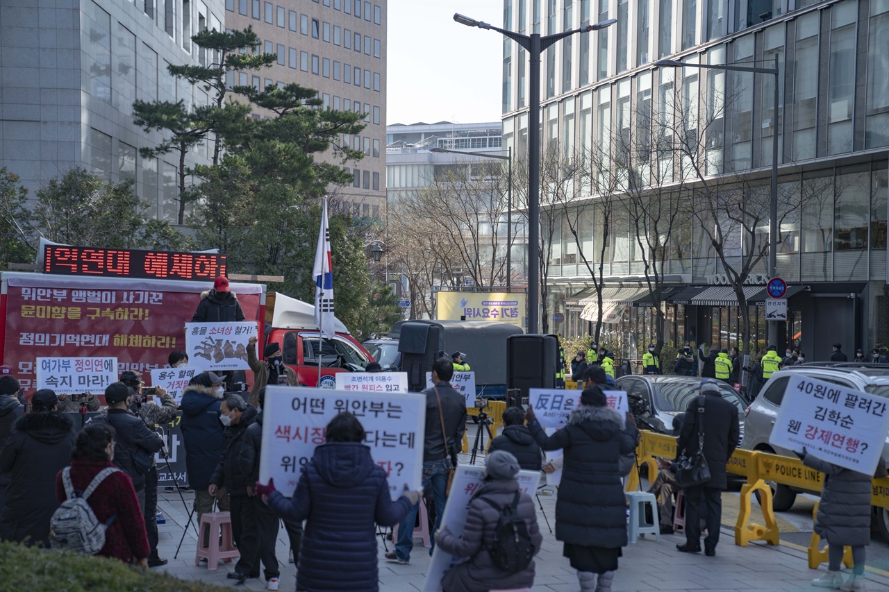 1521차 일본군성노예제 문제 해결을 위한 정기 수요 시위가 열리는 인근에서 보수단체의 집회가 진행되고 있다.
