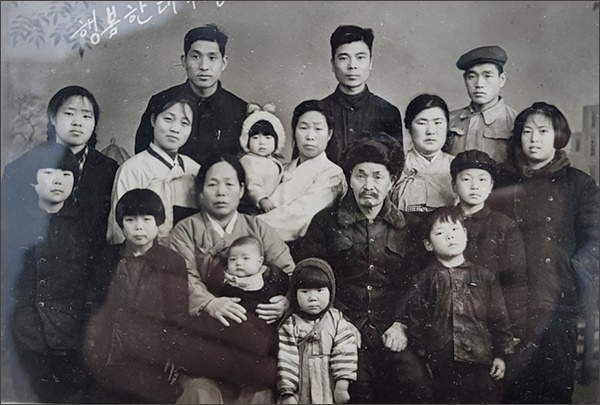 대가족의 모습이 정겹다. 과거 한국에서도 이런 사진 한장을 찍기 위해 사진관을 찾던 적이 있었다. 대가족, 사진관 이런 낱말이 무색해지는 시대가 되어 버렸다. 