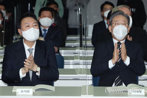  더불어민주당 이재명 대선 후보(오른쪽)와 국민의힘 윤석열 대선 후보가 9일 '김대중 대통령 노벨평화상 수상 21주년 기념식 및 학술회의'에 참석해 박수치고 있다.