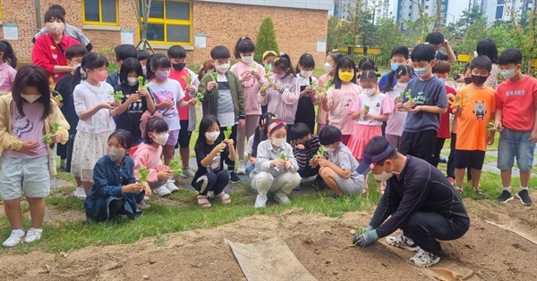 창원 한들초등학교의 배추 재배와 김장 담그기, 그리고 기탁.