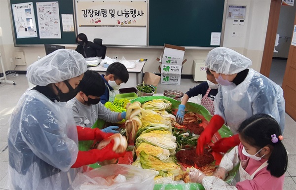 창원 한들초등학교의 배추 재배와 김장 담그기, 그리고 기탁.